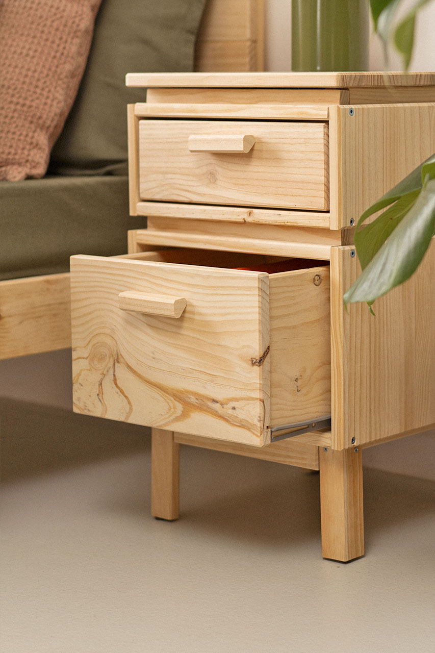 Imagen de ambiente 4 para:Mesita con 2 cajones de madera de pino